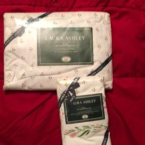 Laura Ashley Queen sheet and 2 cases